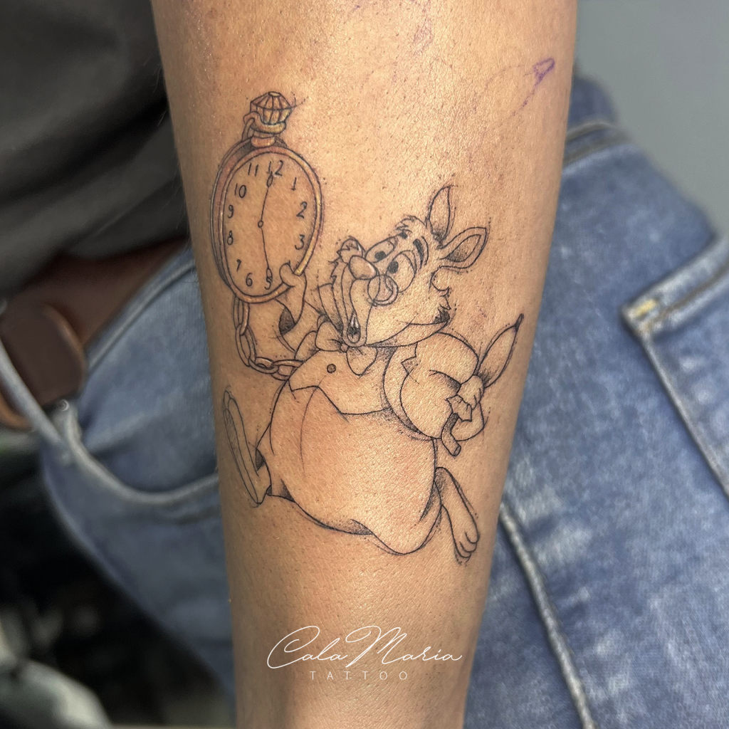 tattoo-de-alicia-en-el-pais-de-las-maravillas-tattoo-sketch-linea-fina