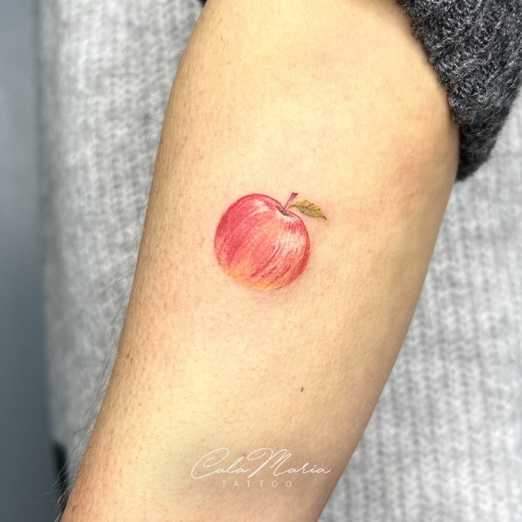 tattoo-microrealismo-manzana-lineafina-madrid-tattoo-tattoocolor
